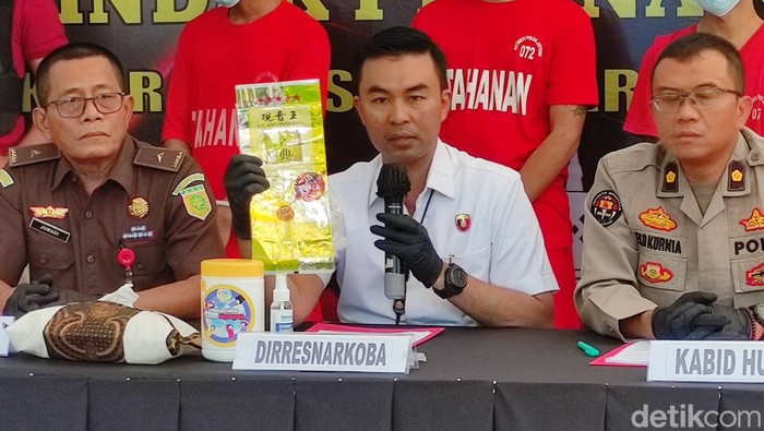 Dirresnarkoba Polda Jateng menunjukkan kemasan sabu yang diduga mirip dari jaringan Fredy Pratama, Kamis (21/9/2023).