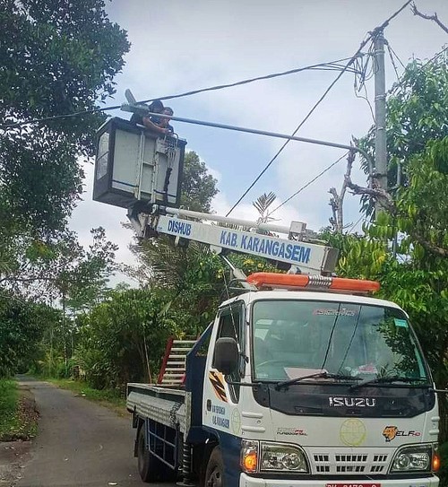 Dishub Karangasem saat melakukan perbaikan LPJU yang mengalami kerusakan di Kecamatan Rendang beberapa waktu yang lalu (Dok. Dishub Karangasem)