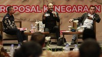 Ketua Komite I DPD RI Fachrul Razi dan Wakil Ketua Komite II DPD RI Bustami Zainudin menjadi pembicara dalam diskusi koordinatoriat wartawan parlemen di Cirebon, Jawa Barat.  
