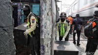 Pemerintah Provinsi (Pemprov) DKI Jakarta menutup praktik prostitusi di Gang Royal, Kelurahan Penjaringan, Jakarta Utara (Jakut). Bangunan-bangunan tersebut ditertibkan juga karena tak memiliki izin.  