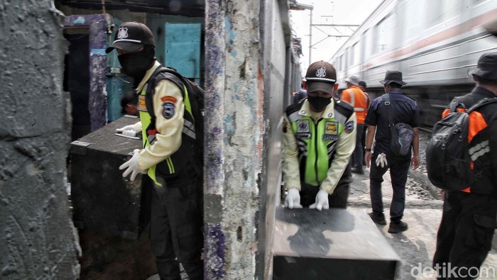Ditertibkan, Gang Royal Jakarta Tamat Riwayatmu Pemprov DKI Jakarta menutup praktik prostitusi di Gang Royal, Jakarta Utara. Bangunan-bangunan tersebut dibongkar karena tak memiliki izin.