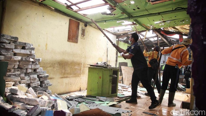 Pemprov DKI Jakarta menutup praktik prostitusi di Gang Royal, Jakarta Utara. Bangunan-bangunan tersebut dibongkar karena tak memiliki izin.