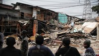 Penertiban melibatkan petugas gabungan Satpol PP, kepolisian, TNI, PT KAI, PT PLN, dan PPSU Kecamatan Penjaringan.  