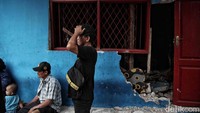Kepala Satpol PP Arifin mengatakan Pemprov DKI Jakarta tak merelokasi warga terdampak. Dia mengatakan penertiban dilakukan karena bangunan di kawasan tersebut tidak memiliki izin dan melanggar Perda Nomor 8 Tahun 2007 tentang Ketertiban Umum.   