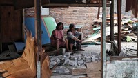 Setelah penertiban ini, Pemprov akan melakukan pengawasan agar tidak berdiri lagi bangunan ilegal di lahan yang juga merupakan rel kereta tersebut.  