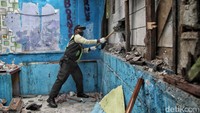 Sejumlah petugas membongkar hunian prostitusi semi permanen di kawasan Gang Royal, Penjaringan, Jakarta Utara, Kamis (21/8/2023).  