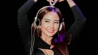 DJ Joana menulis Now Im free sambil memperlihatkan amplop cokelat dari Pengadilan Agama Jakarta Selatan. (Foto: dok Instagram @dj.joana)