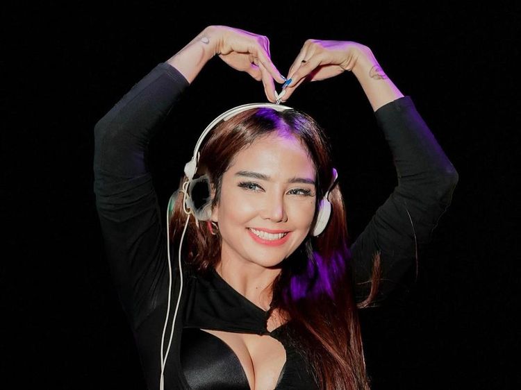 5 Pesona DJ Joana yang Happy dan Lega Sudah Bercerai