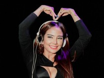 5 Pesona DJ Joana yang Happy dan Lega Sudah Bercerai