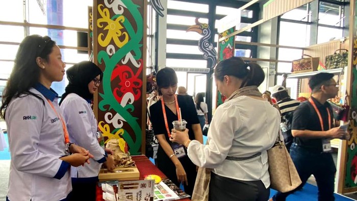 Salah satu pelaku Usaha Mikro, Kecil, dan Menengah (UMKM) binaan PT Bank Tabungan Negara (Persero) Tbk. menawarkan produk unggulannya ke pembeli asal China dalam China ASEAN EXPO 2023 di Nanning Internasional Conference and Exhibition, China.