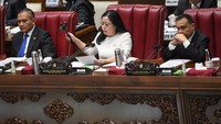Ketua DPR Puan Maharani (tengah) mengetok palu tanda disahkannya RUU APBN 2024 dalam Rapat Paripurna ke-6 Masa Persidangan I 2023-2024 di kompleks Parlemen, Senayan, Jakarta, Kamis (21/9/2023).  