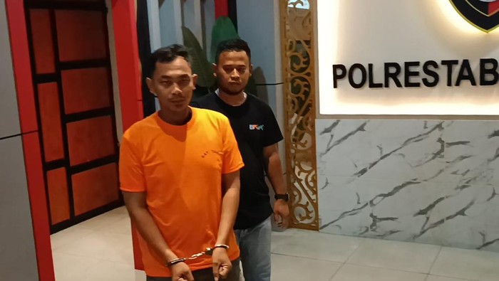 Efan (28) pria yang mencuri mobil warga dari teras rumah di Medan usai ditangkap. (Goklas Wisely/detikSumut)