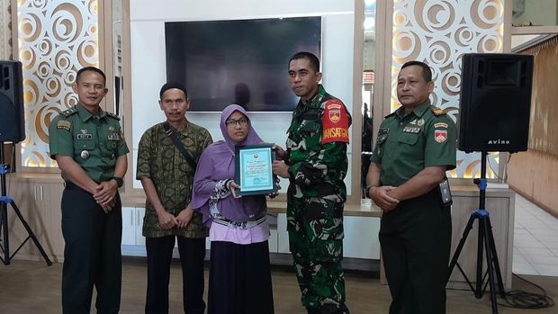 Dandim 0701 Banyumas memberikan penghargaan kepada Salamah warga yang hormat pengibaran bendera merah putih di atas motornya saat berhenti di persimpangan Jalan Bank Purwokerto, Kamis (21/9/2023).