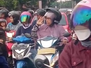 Viral Pemotor Emak-emak di Purwokerto Hormat Saat Dengar Lagu Indonesia Raya