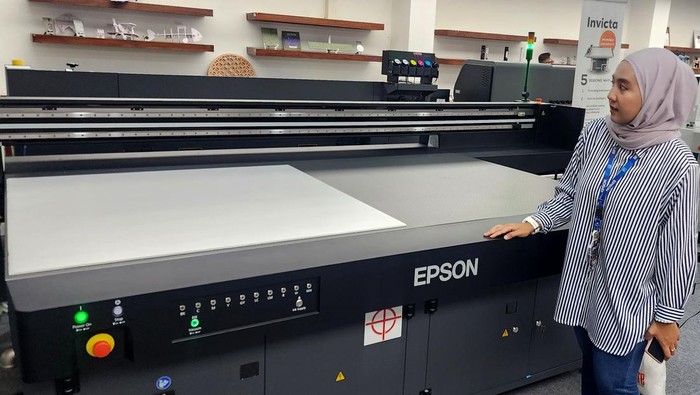 Epson Kembangkan Aplikasi Signage yang Lebih Luas Persaingan dunia usaha saat ini kian ketat dan kompetitif. Para pelaku usaha dituntut kreatif agar bisnisnya bisa berjalan sesuai dengan target yang diharapkan.