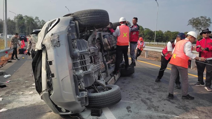 Fortuner rombongan KONI OI kecelakan di Tol Indraprabu.