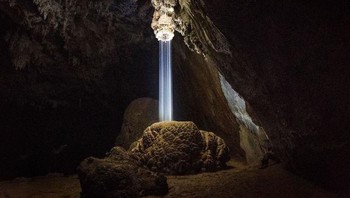 Pancuran Ini Terbentuk Secara Alami Di Dalam Gua Foto: Boredpanda
