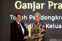 Ganjar Pranowo Raih Penghargaan Pendidikan Detikcom Awards 2023