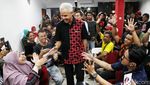 Ganjar Pranowo Sapa Relawan di Graha Pena 98