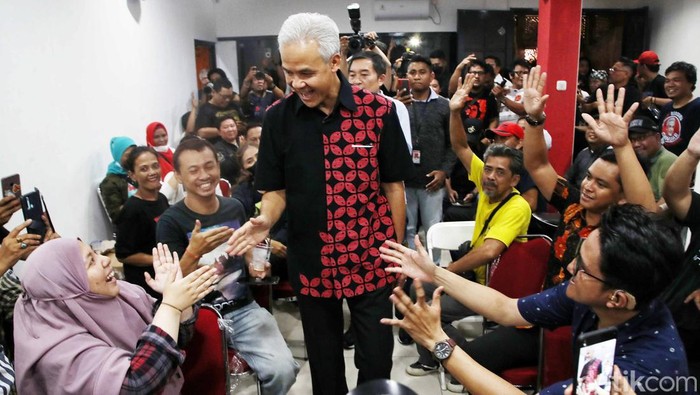 Ganjar Pranowo Sapa Relawan di Graha Pena 98 Bacapres dari PDIP Ganjar Pranowo menyapa relawan di Graha Pena 98, Jakarta Pusat, Kamis (21/9/2023).