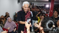 Ganjar menyapa dan menyalami relawan yang menyambutnya.