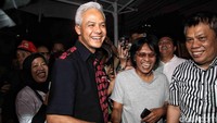 Ganjar juga disambut oleh Wakil Ketua Tim Koordinasi Relawan Pemenangan Pilpres PDIP, Adian Napitupulu.  