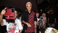 Ganjar juga menyapa warga saat dalam perjalanan dari Rumah Bersama Pelayan Rakyat menuju Graha Pena 98.