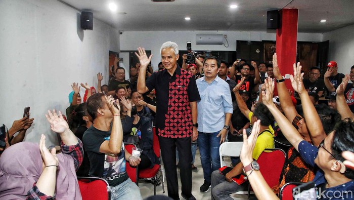 Ganjar Pranowo Sapa Relawan di Graha Pena 98 Bacapres dari PDIP Ganjar Pranowo menyapa relawan di Graha Pena 98, Jakarta Pusat, Kamis (21/9/2023).