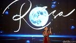 Gaya Anggun Rossa Buka detikcom Awards 2023