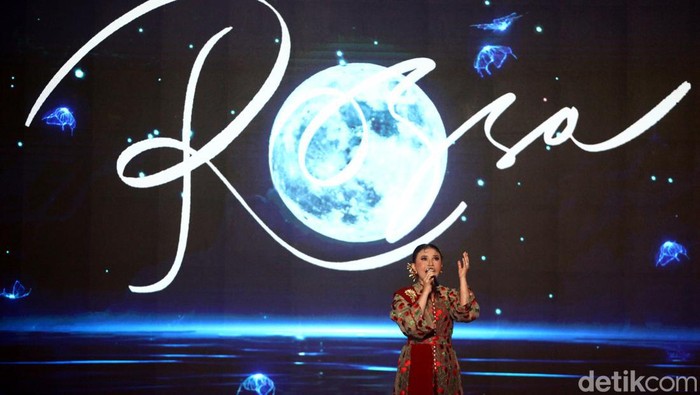 Gaya Anggun Rossa Buka detikcom Awards 2023 Gaya Anggun Rossa Buka detikcom Awards 2023
