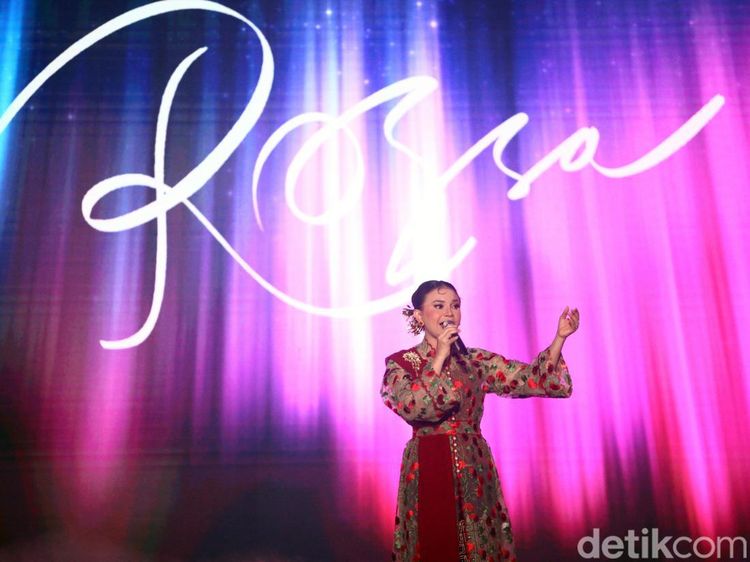 Gaya Anggun Rossa Buka detikcom Awards 2023