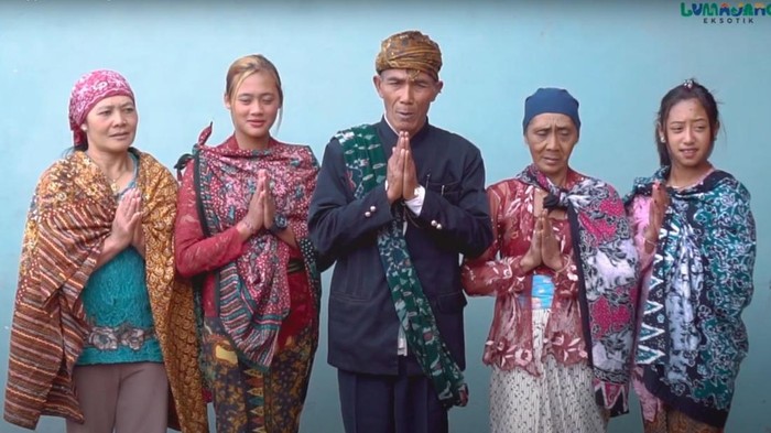 Ada yang unik dalam budaya masyarakat Suku Tengger. Perempuan Tengger menggunakan sarung sesuai status sosialnya.