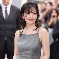 Saat menghadiri Milan Fashion Week 2023, Yujin IVE terlihat dengan potongan rambut baru. Pelantun After Like itu sudah lama ingin memotong rambutnya pendek.    Foto: dok. Twitter @AnSequence