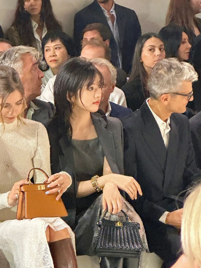 Menurut laporan media Korea, Yujin IVE telah meningkatkan penjualan Fendi Korea sejak didapuk sebagai brand ambassador. Penjualan Fendi Korea mencapai 200 miliar won atau sekitar Rp 2,2 triliunan tahun ini. Foto: dok. Twitter @AnSequence