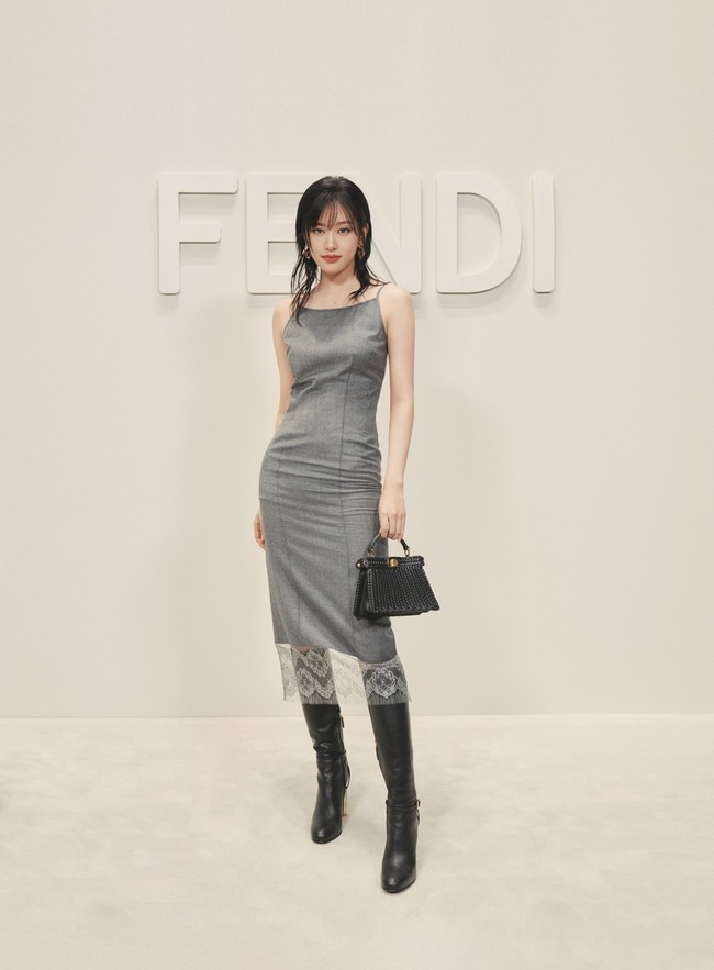 Idol KPop berumur 20 tahun itu memakai Grey Wool Dress dari koleksi terbaru FENDI. Penampilannya dipadukan dengan koleksi high-heel boots dan leather bag seharga ₩6,360,000 atau sekitar Rp 73 jutaan. Foto: dok. Twitter @AnSequence