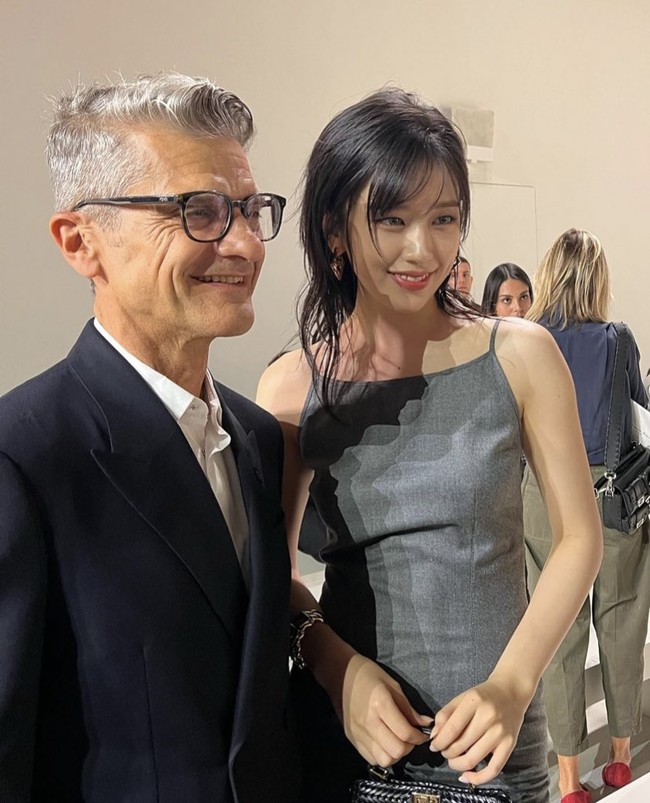 Ini adalah pertama kalinya Yujin IVE menghadiri Milan Fashion Week 2023. Selama peragaan busana berlangsung, Yujin IVE duduk berdampingan langsung dengan CEO Fendi, Serge Brunschwig di front row.   Foto: dok. Twitter @AnSequence