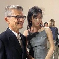 Ini adalah pertama kalinya Yujin IVE menghadiri Milan Fashion Week 2023. Selama peragaan busana berlangsung, Yujin IVE duduk berdampingan langsung dengan CEO Fendi, Serge Brunschwig di front row.   Foto: dok. Twitter @AnSequence