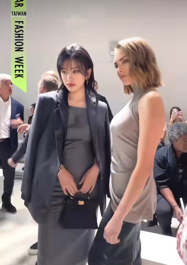 Seperti yang terlihat dalam unggahan Harper’s Bazaar Taiwan, Yujin IVE berpose dengan supermodel Cara Delevigne.    Foto: dok. Twitter @AnSequence