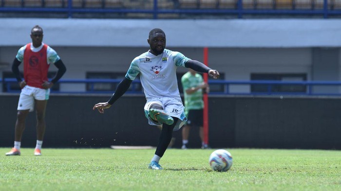 Gelandang Persib Levy Madinda