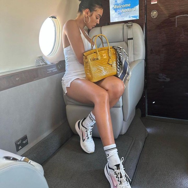 Gaya Pacar Cristiano Ronaldo Pakai Tas Langka, Koleksinya Senilai Rumah Mewah