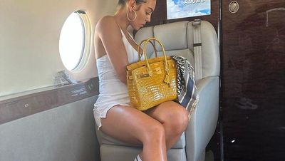 Gaya Pacar Cristiano Ronaldo Pakai Tas Langka, Koleksinya Senilai Rumah Mewah