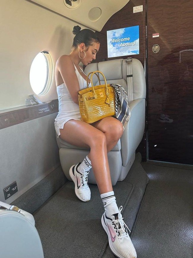 Gaya Pacar Cristiano Ronaldo Pakai Tas Langka, Koleksinya Senilai Rumah Mewah