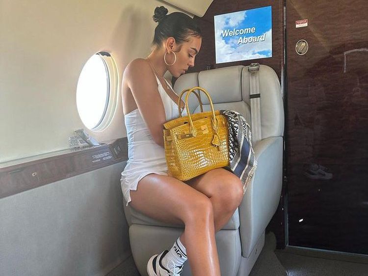 Gaya Pacar Cristiano Ronaldo Pakai Tas Langka, Koleksinya Senilai Rumah Mewah