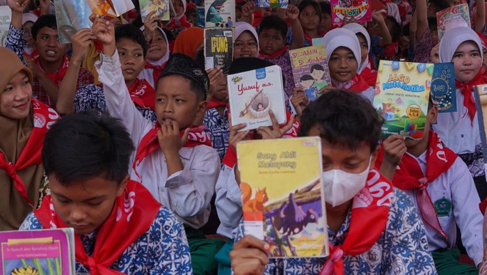 Sejumlah pelajar membaca buku saat gerakan 1.000 pelajar ayo membaca di Lapangan Mataram, Kota Pekalongan, Jawa Tengah, Kamis (21/9/2023). Gerakan 1.000 pelajar ayo membaca pada Festival Literasi 2023 itu diikuti berbagai pelajar dengan membaca bersama selama 15 menit yang bertujuan untuk memotivasi seluruh masyarakat, khususnya pelajar untuk lebih gemar membaca buku. ANTARA FOTO/Harviyan Perdana Putra/hp.
