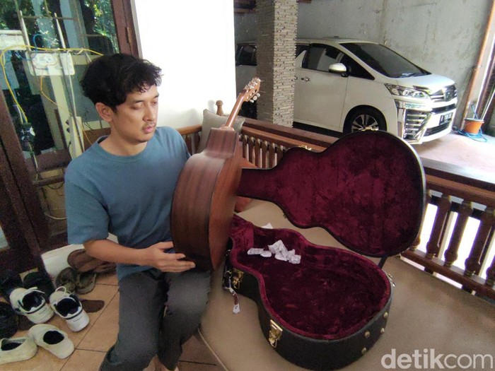 Gitaris Soegi Bornean, Adit Ilyas, menunjukkan gitar kesayangannya yang rusak saat ditemui di Kota Semarang, Kamis (21/9/2023).