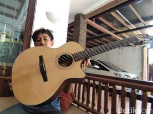 Gitar Retak Usai Naik Batik Air, Adit Soegi Bornean: Mimpi Hancur Lagi