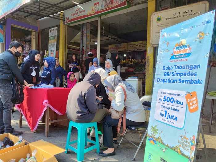 Grebek pasar Pesta Rakyat Simpedes di Gresik, Jawa Timur.