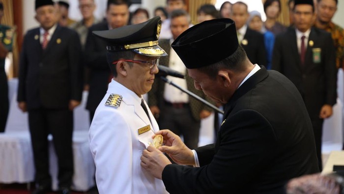 Gubernur Kepri Ansar Ahmad melantik Hasan jadi Pj Walkot Tanjungpinang. (Foto: Dok. Pemprov Kepri)