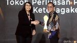 Gubernur Sulut Olly Dondokambey Bawa Pulang Trofi detikcom Awards 2023