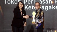 Penghargaan bergengsi tersebut diberikan langsung oleh Director of Product Management detikcom Sena Achari.